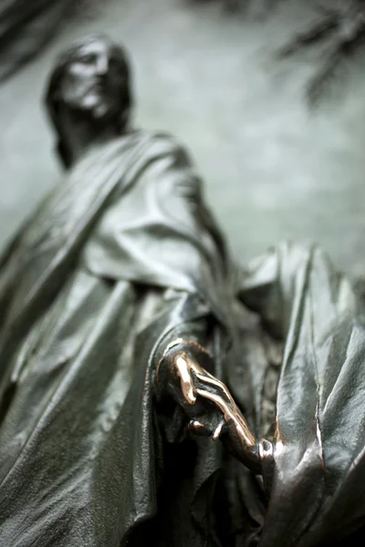 Скульптура Миланского собора Девы Марии и Иисуса — стоковое фото