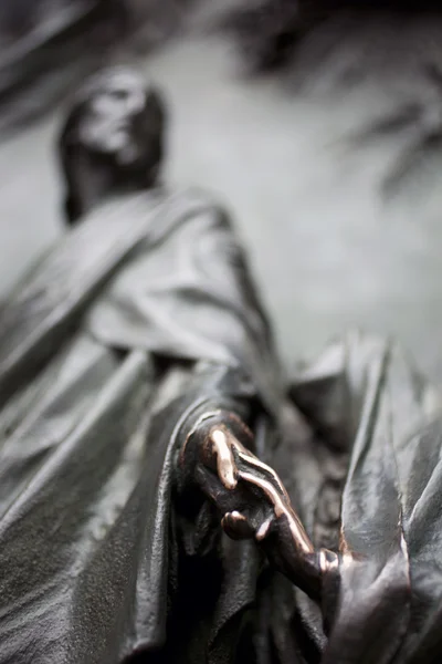 Скульптура Миланского собора Девы Марии и Иисуса — стоковое фото