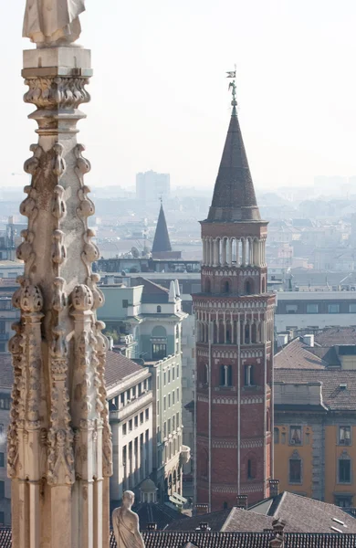Zvonice u milánské katedrály — Stock fotografie