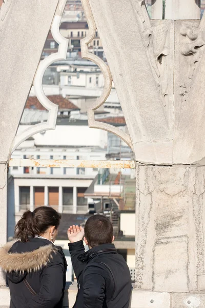 Couple on the railing overlooking, Milan cathedral — Stock Photo, Image