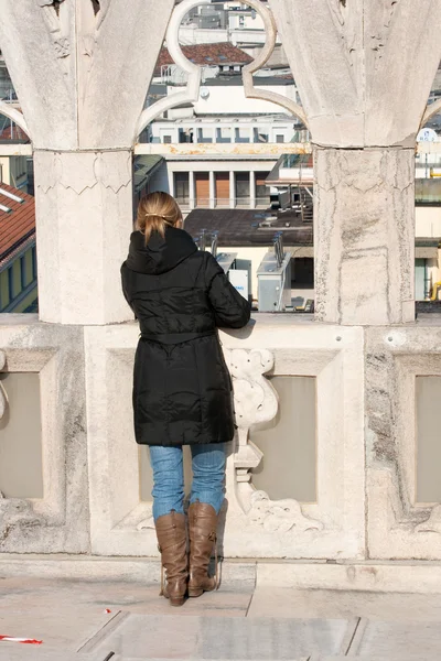 Dziewczyna na Reling z widokiem na katedrę w Mediolanie — Zdjęcie stockowe