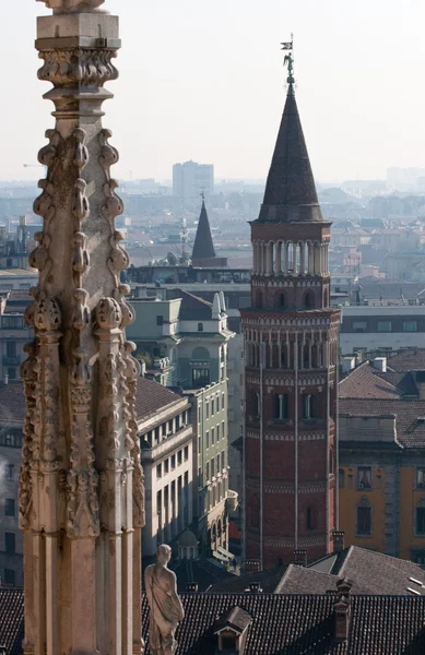Zvonice u milánské katedrály — Stock fotografie