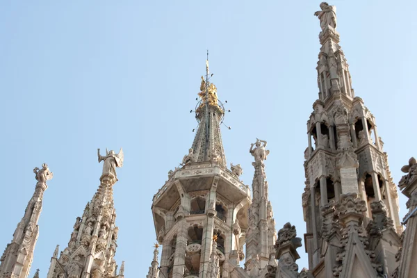 ミラノ大聖堂、聖母マリアの金の像 — ストック写真