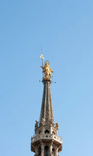 Guld statyn av Jungfru Maria, Milanos katedral — Stockfoto