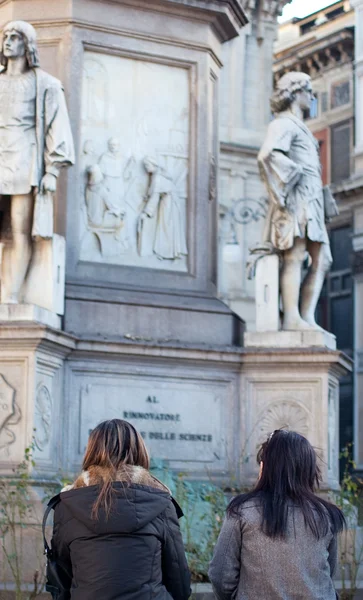 Girls looking the Monument dedicated to Leonardo da Vinci — Stock Photo, Image