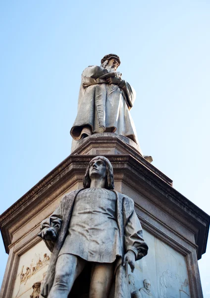 纪念碑献给莱昂纳多 · 达 · 芬奇，米兰 — 图库照片