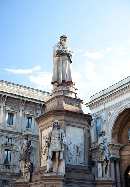 Monumento dedicado a Leonardo da Vinci, Milão — Fotografia de Stock