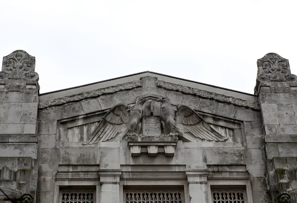 鹰和其他雕塑在中央火车站，米兰 — 图库照片