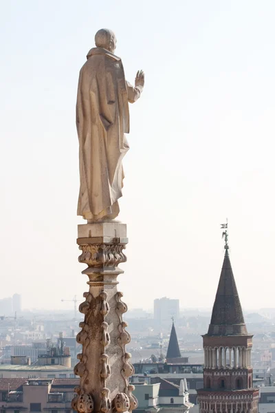 Estátua na torre — Fotografia de Stock
