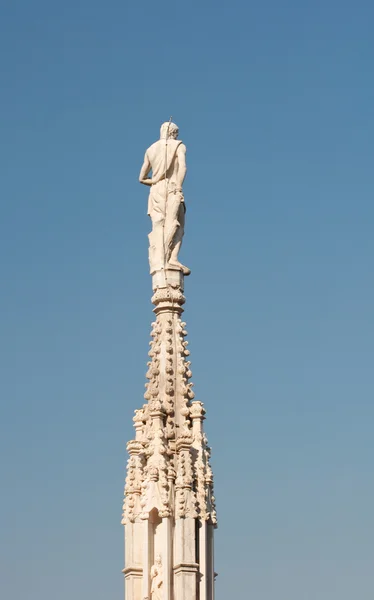 Statue auf dem Kirchturm — Stockfoto