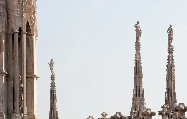 Statue auf dem Kirchturm — Stockfoto