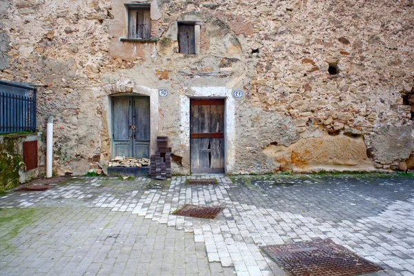 Vecchia porta di una povera casa — Foto Stock