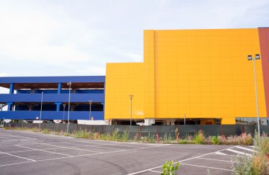 Sarı ve mavi bina