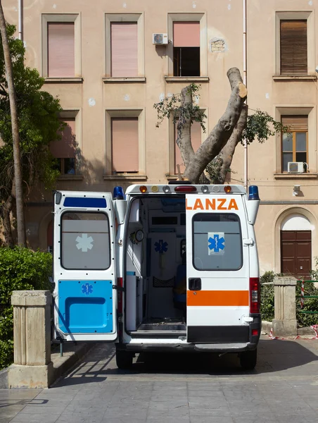Ambulansın açık kapılar — Stok fotoğraf