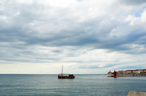 Tekne, piran — Stok fotoğraf