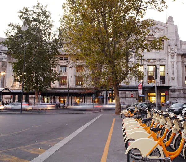 自転車を共有する駅、ミラノ — ストック写真