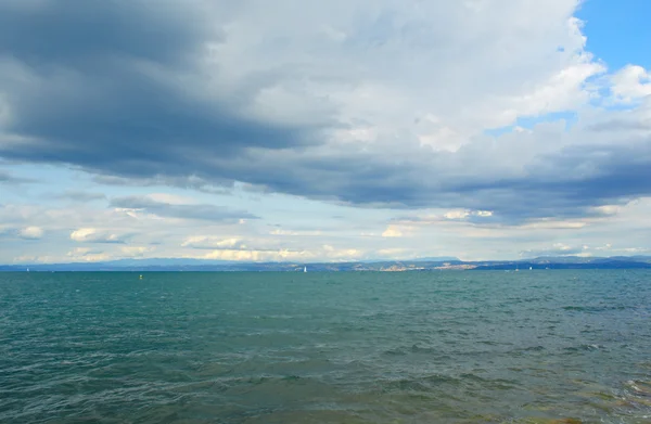 Deniz ve bulutlu gökyüzü — Stok fotoğraf