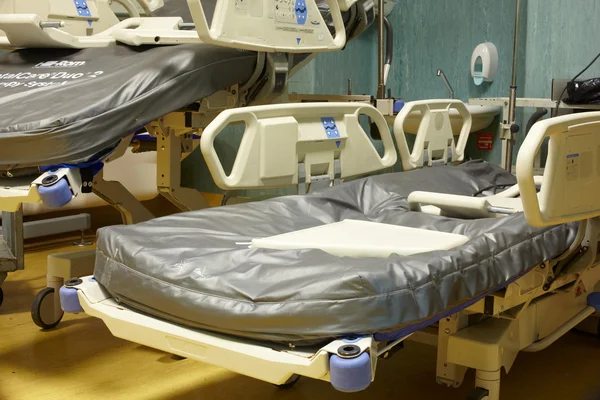 모바일 및 조정 가능한 병원 들 것 — 스톡 사진