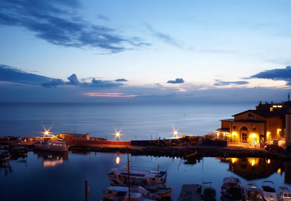 Weergave van boten bij zonsondergang in de haven van piran — Stockfoto