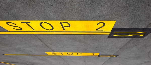 Znak stop malowane na drodze — Zdjęcie stockowe