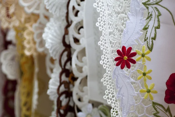 Virágokkal hímzett ruhát — Stock Fotó