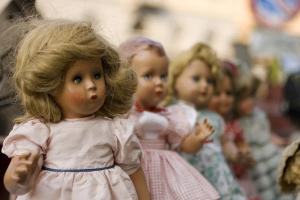 Винтажная фарфоровая кукла — стоковое фото
