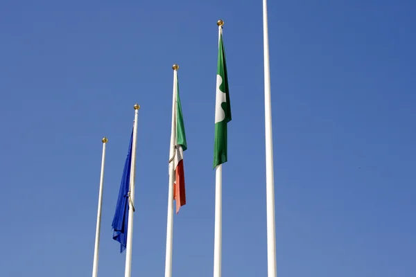 Banderas italianas y europeas en el cielo azul —  Fotos de Stock