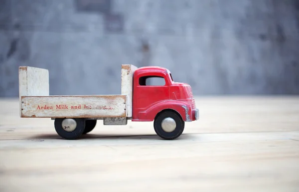 Игрушечный грузовик — стоковое фото