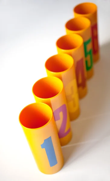 Boîtes en plastique jaune numérotées de un à six — Photo