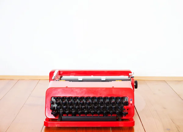 Máquina de escribir roja vieja — Foto de Stock