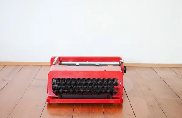 Vecchia macchina da scrivere rossa — Foto Stock