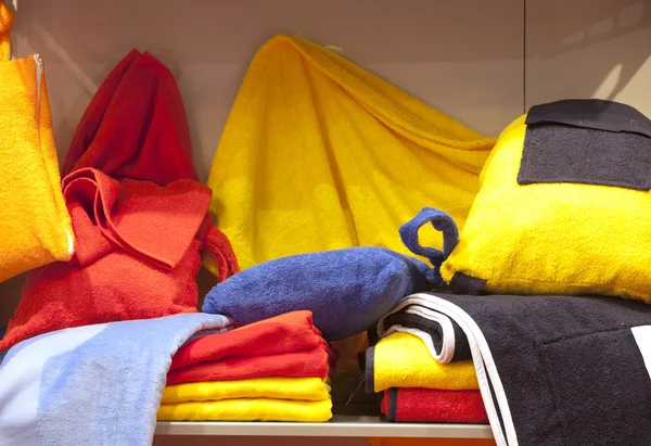 Peignoir et serviettes colorés — Photo