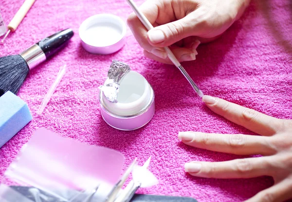 Mujer pintando sus uñas — Foto de Stock