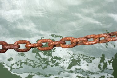 Chain on the sea