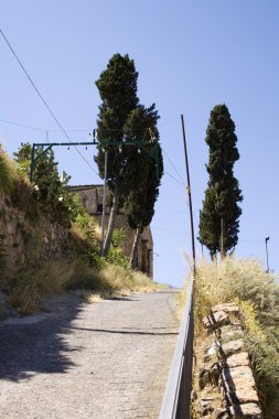 Yolun kenarındaki eski kilise.