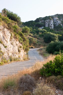 Dağlarda yol