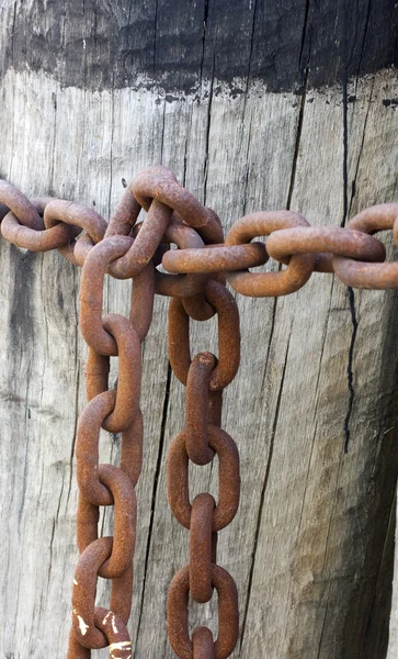Rusty chain tied to the pole — Stock Photo, Image