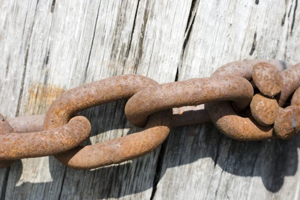Rusty chain tied to the pole — Stock Photo, Image