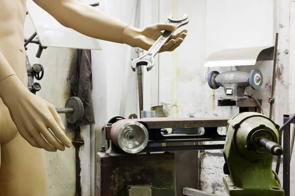 Mannequin in a machine shop — Stockfoto