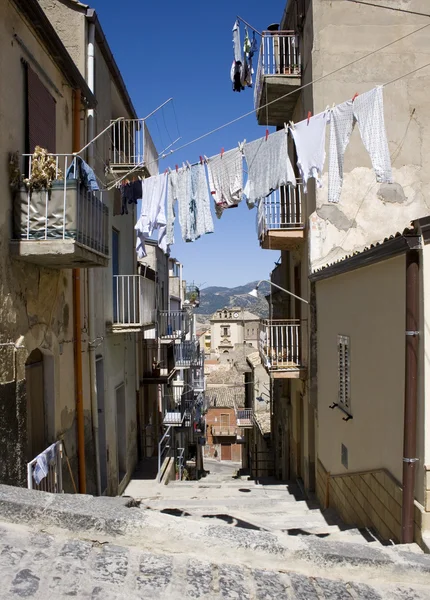 White laundry hanging to dry, Leonforte — Stock Photo, Image