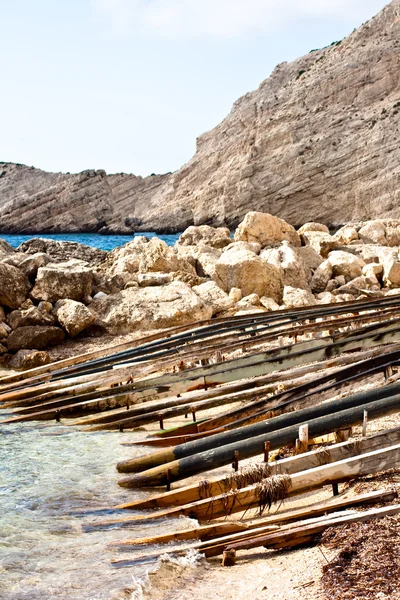 Dřevěné sloupy na moři — Stock fotografie