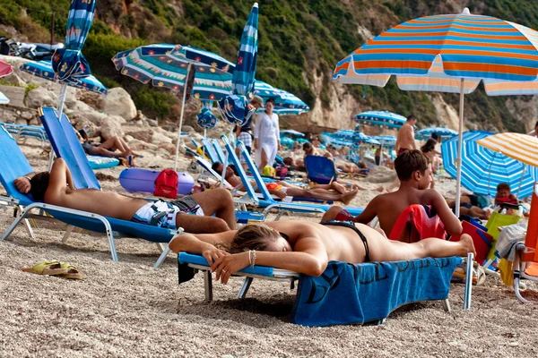 Tanning on the beach — Stock Photo, Image