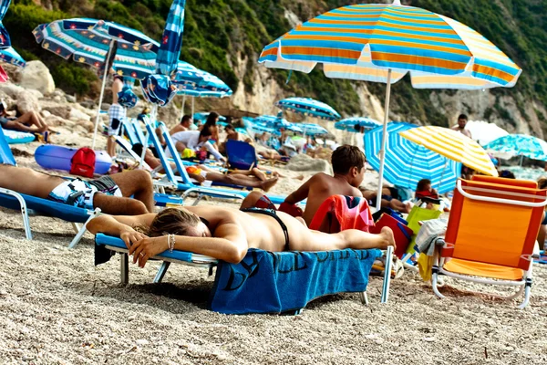 Tanning on the beach — Stock Photo, Image