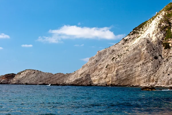 ケファロニア島ペタニの海岸 - 崖 — ストック写真