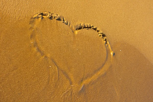 Hartvorm op het zand — Stockfoto