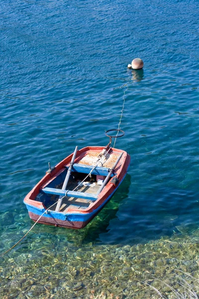 Лодка на море Фискардо — стоковое фото