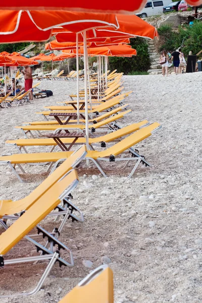 Liegestühle am Strand — Stockfoto