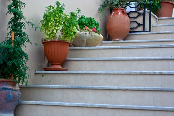 Pots on staircase — Stockfoto