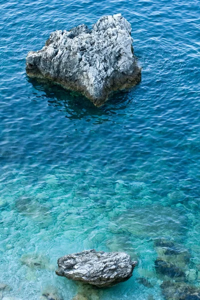 Roca en el mar — Foto de Stock