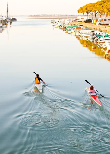 Giovane atleta in canoa — Foto Stock